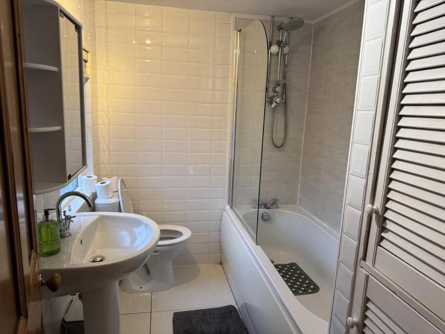 Stylish, Spacious And Central 4 Bedroom House 벨파스트 외부 사진