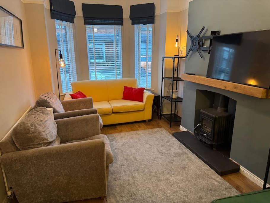 Stylish, Spacious And Central 4 Bedroom House 벨파스트 외부 사진
