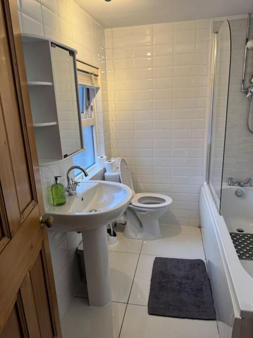 Stylish, Spacious And Central 4 Bedroom House 벨파스트 외부 사진