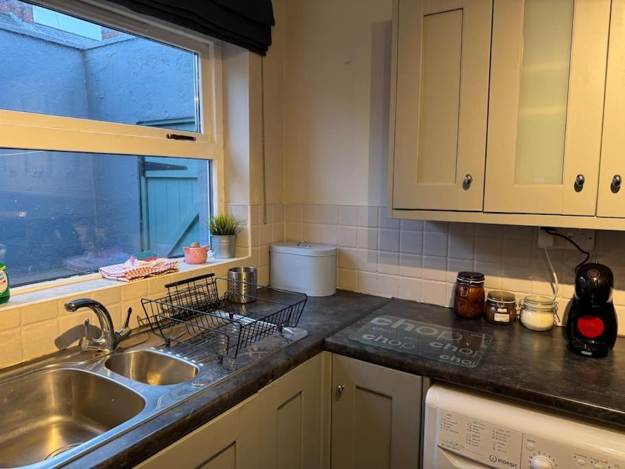 Stylish, Spacious And Central 4 Bedroom House 벨파스트 외부 사진